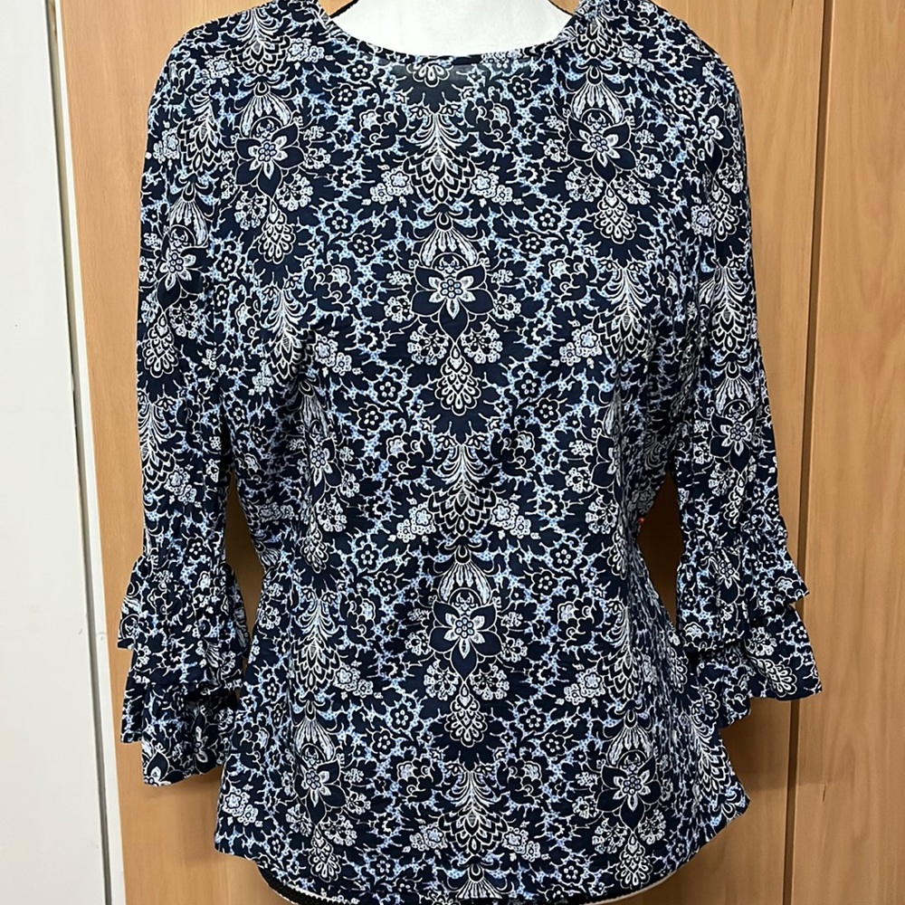 cotton blouse with ruffled sleeves details